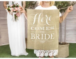 Banner Here Comes The Bride 51cm -Feestartikelen Winkel banner here comes the bride 51cm 1