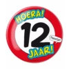 Button 12 Jaar Verkeersbord 10,2cm -Feestartikelen Winkel button 12 jaar verkeersbord 102cm