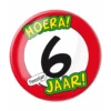 Button 6 Jaar Verkeersbord 10,2cm 2 Button 6 Jaar Verkeersbord 10,2cm -Feestartikelen Winkel button 6 jaar verkeersbord 102cm