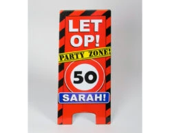 Sarah Warning Sign 50 Jaar 62,5cm -Feestartikelen Winkel sarah warning sign 50 jaar 625cm 1