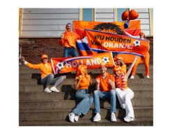 Vlag Wij Houden Van Oranje 2,2m -Feestartikelen Winkel vlag wij houden van oranje 22m 2