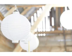 Witte Lampion Rond Met Lampje 20cm 13 Witte Lampion Rond Met Lampje 20cm -Feestartikelen Winkel witte lampion rond met lampje 20cm 4